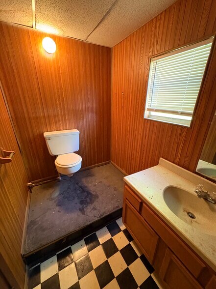 More Photos Of 618 W Broad St, Mineola Storefront Retail Office For Sale