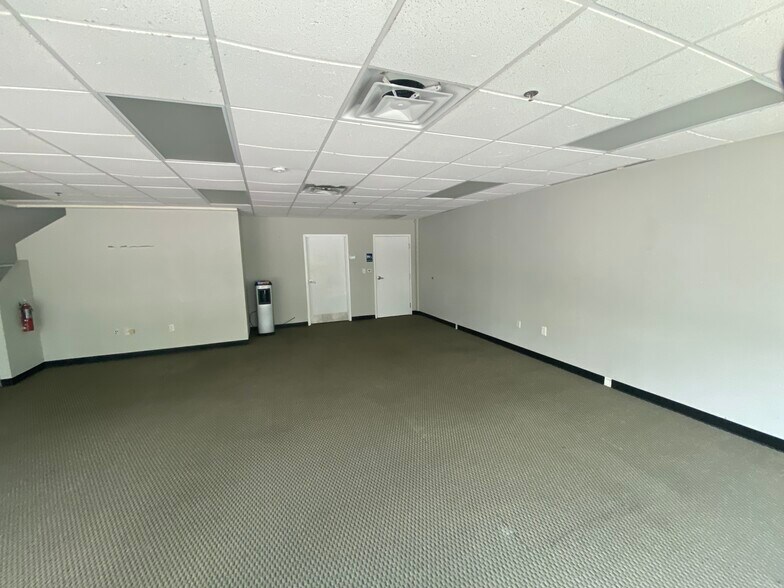 More Photos Of 7575 Kingspointe Pky, Orlando Showroom For Lease