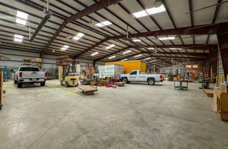 More Photos Of 1850 N Stemmons St, Sanger Warehouse For Lease