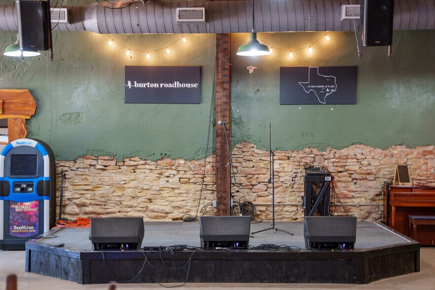 More Photos Of 514-520 N Railroad St, Burton Restaurant For Lease