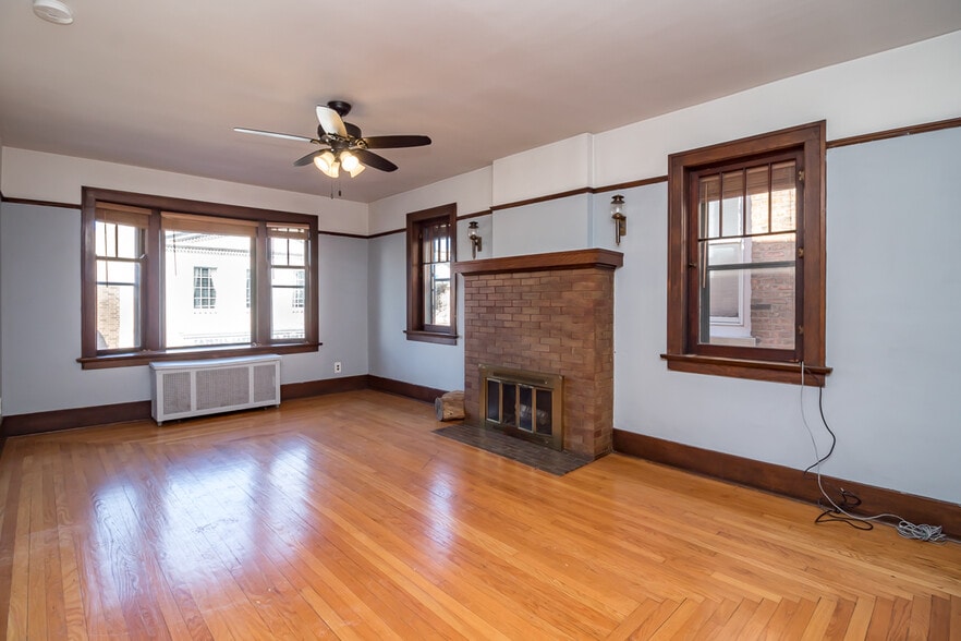 More Photos Of 71 N Williams St, Crystal Lake Storefront Retail Residential For Sale