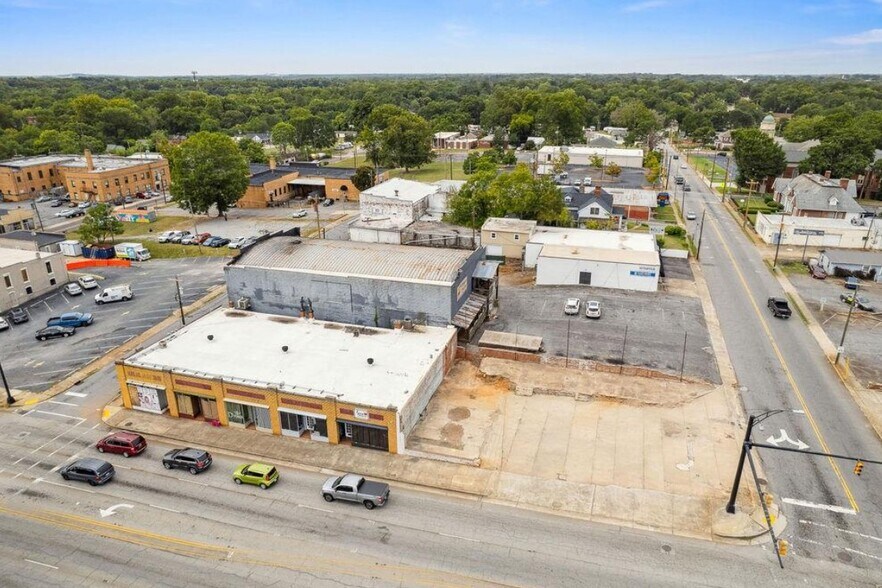More Photos Of 200 W Benson St, Anderson Bar For Lease