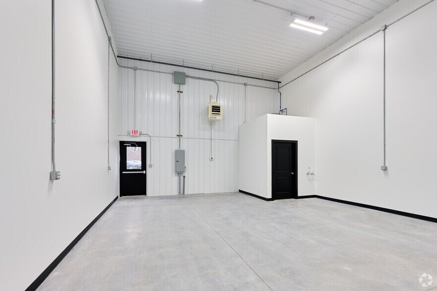 More Photos Of 10 Regency Oaks Blvd, Rochester Warehouse For Lease