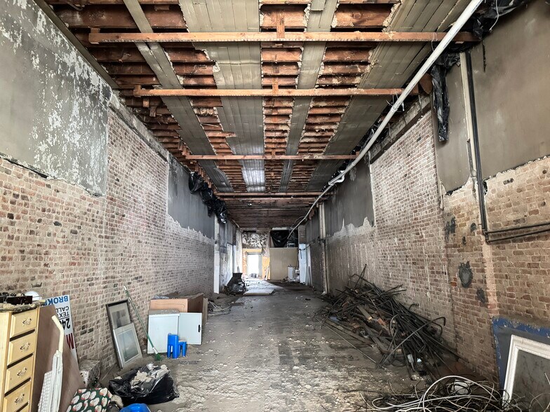 More Photos Of 45 N Saginaw St, Pontiac Office For Sale