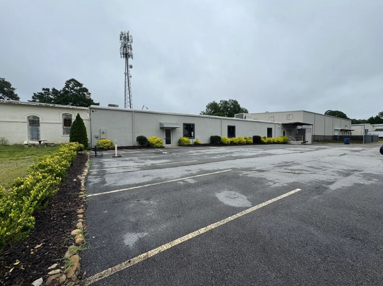More Photos Of 215-219 Lovvorn Rd, Carrollton Warehouse For Lease