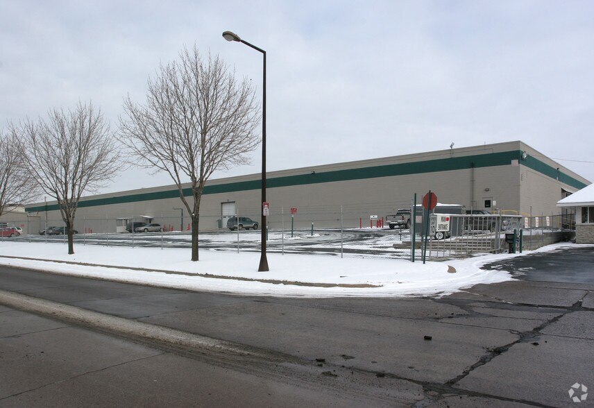 More Photos Of 1024 Hazel St N, Saint Paul Warehouse For Lease