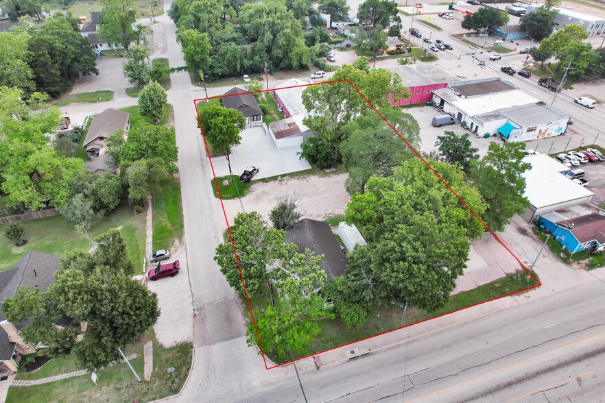More Photos Of 108 W Montgomery St, Willis Flex For Sale