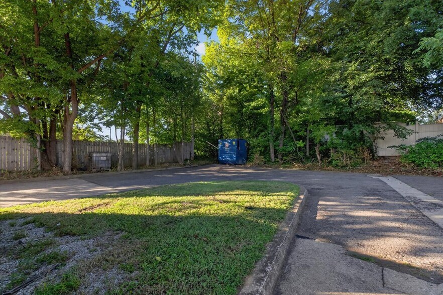 More Photos Of 541 W Dixie Ave, Elizabethtown Freestanding For Sale