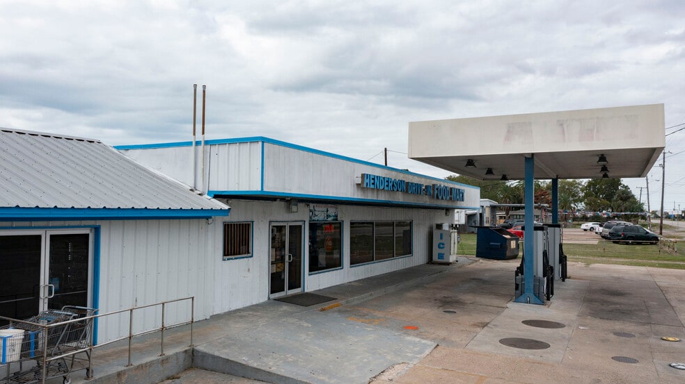 More Photos Of 103 Henderson St, Palacios Convenience Store For Sale