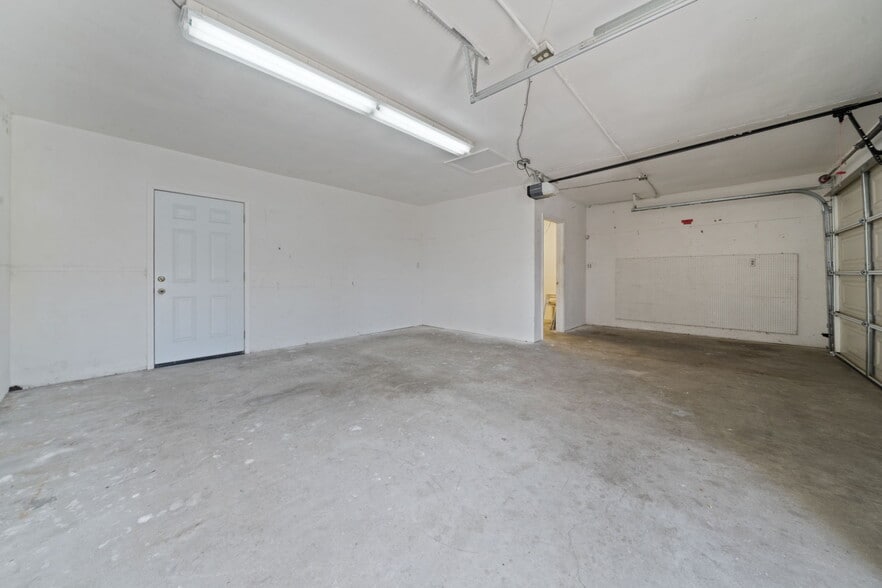 More Photos Of 2283 N Batavia St, Orange Contractor Storage Yard For Sale