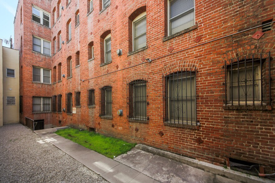 More Photos Of 456 S Cochran Ave, Los Angeles Apartments For Sale