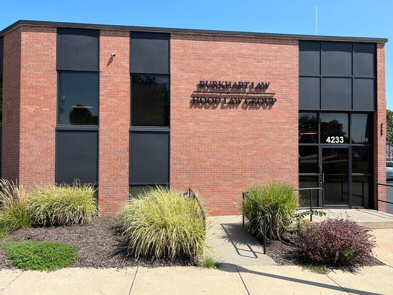 More Photos Of 4233 Roanoke Rd, Kansas City Office For Lease