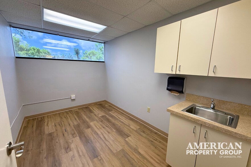 More Photos Of 201 4th Ave, Bradenton Medical For Sale