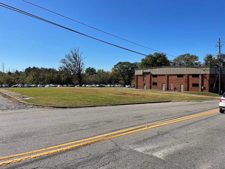 More Photos Of 3190 Pelham Pky, Pelham Warehouse For Lease