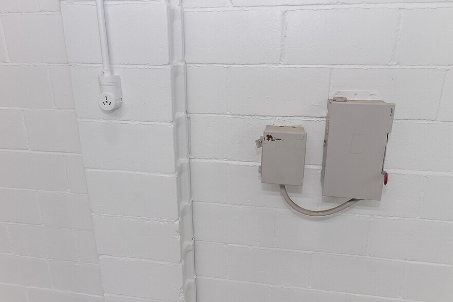 More Photos Of 925 Virginia St, Shelbyville Warehouse For Lease