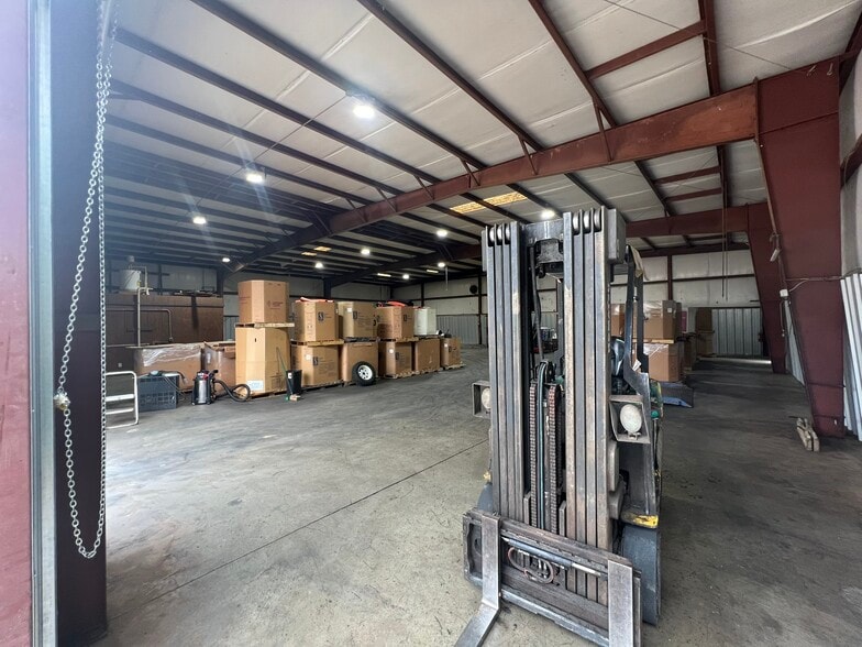 More Photos Of 2012 Last St, Statham Warehouse For Sale