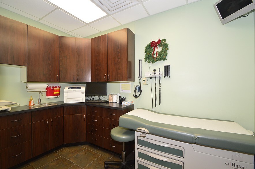 More Photos Of 272 W Park Ave, Long Beach Medical For Sale