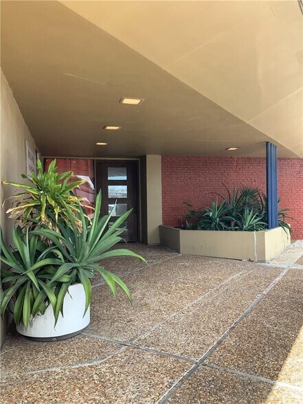 More Photos Of 2001 S Staples St, Corpus Christi Office For Sale