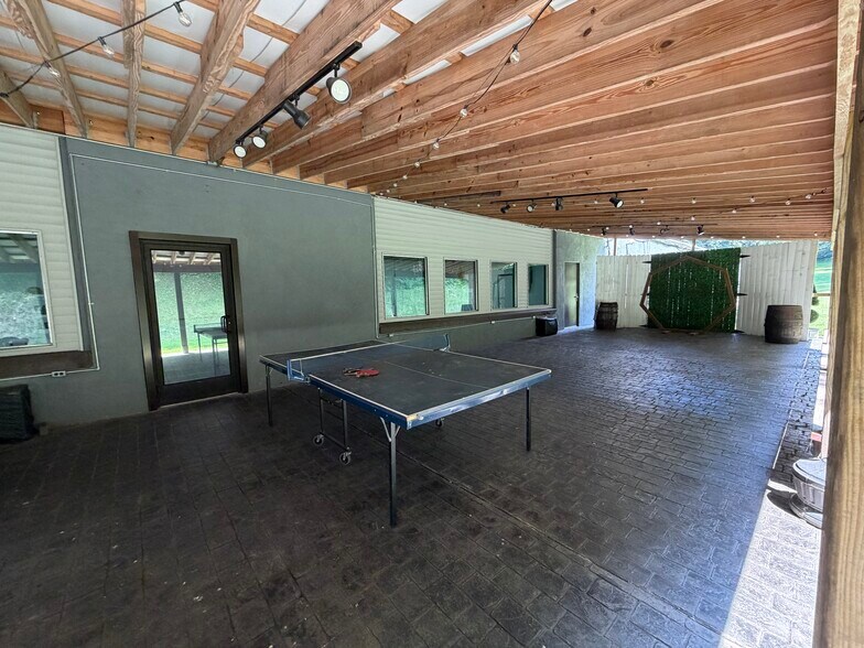 More Photos Of 516 Adams St, Mason Flex For Sale