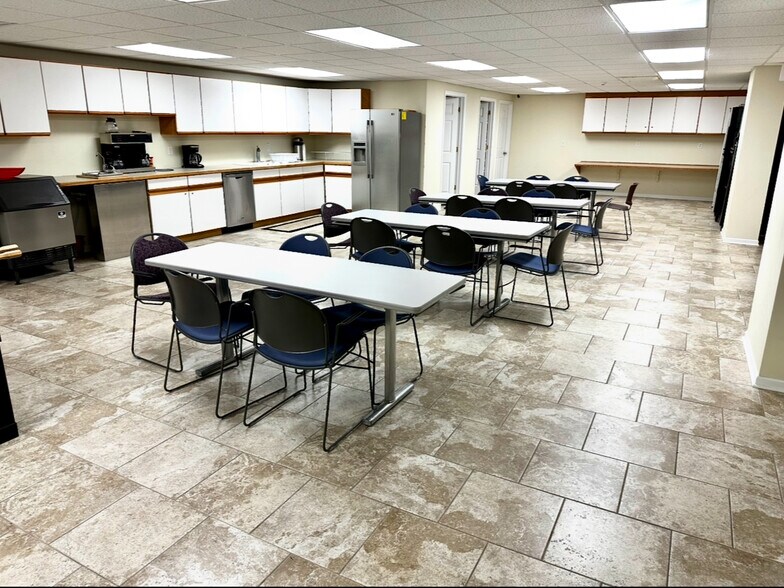 More Photos Of 520 E St, Fairbury Storefront Retail Office For Sale