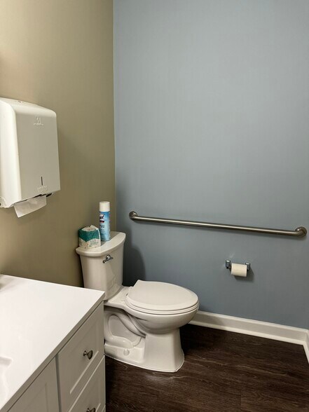 More Photos Of 1031 S Main St, Woodstock Medical For Sale