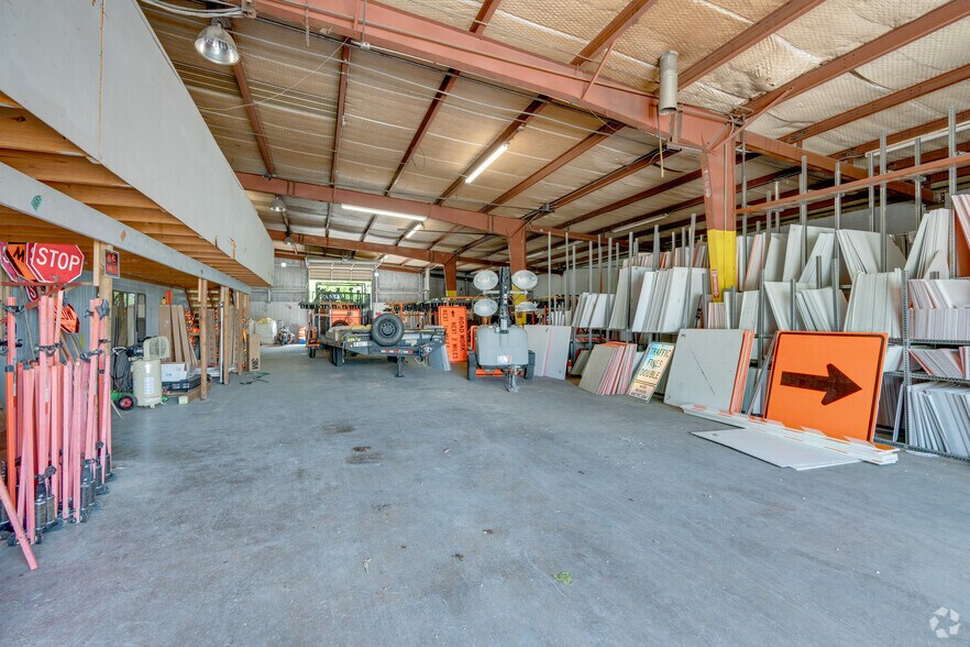 More Photos Of 2333-2337 Delante St, Haltom City Warehouse For Sale