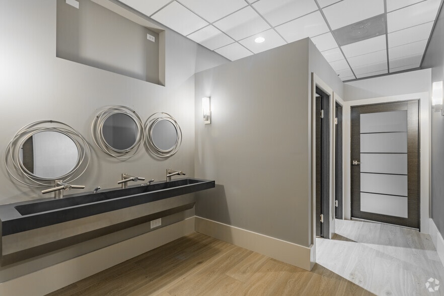 More Photos Of 1741-1761 N Dilleys Rd, Gurnee Office For Lease