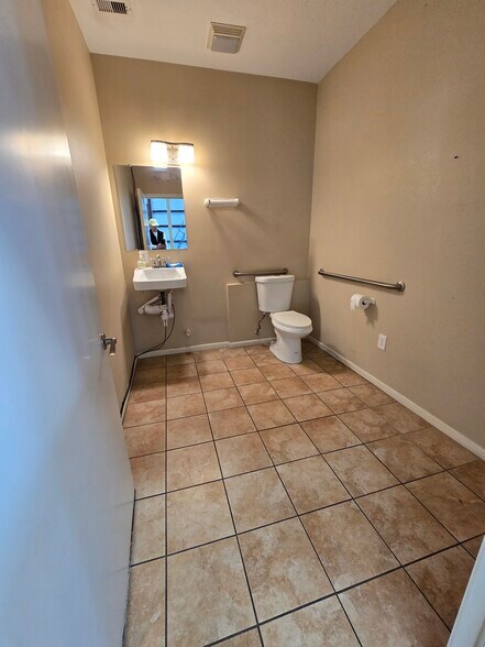 More Photos Of 610 Clear Creek Ave, League City Unknown For Lease