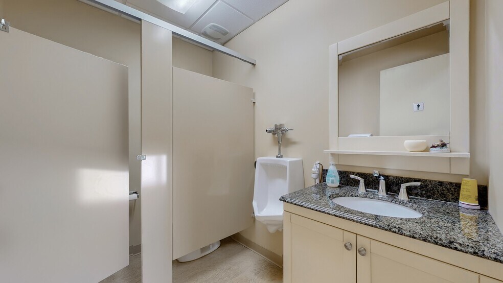 More Photos Of 121 Robinson St, Markham Office For Sale