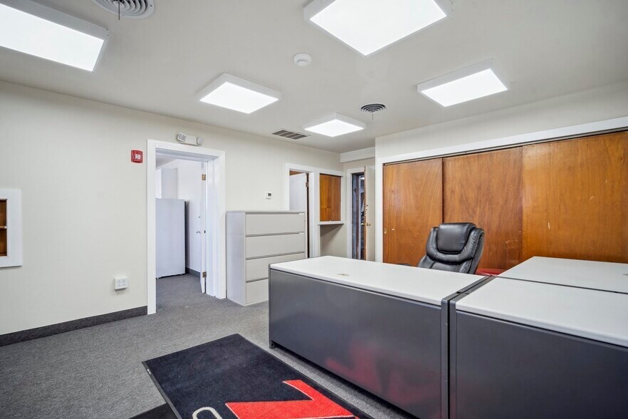 More Photos Of 2025 Pine St, Palmer Warehouse For Sale