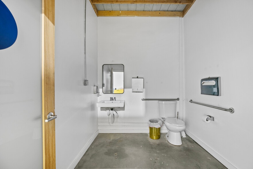 More Photos Of 1604 Venice Blvd, Los Angeles Showroom For Lease