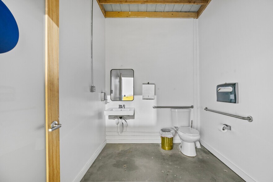 More Photos Of 1604 Venice Blvd, Los Angeles Showroom For Lease