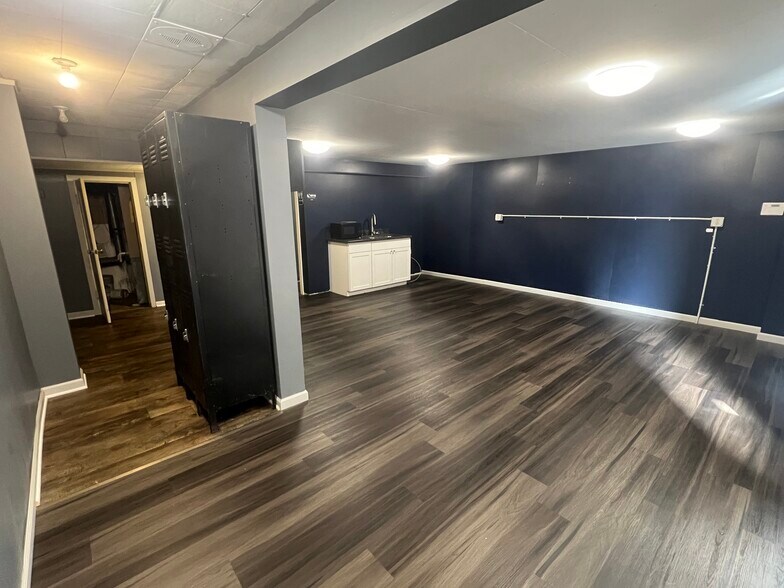 More Photos Of 325 S Broadway, Rochester Storefront Retail Residential For Lease