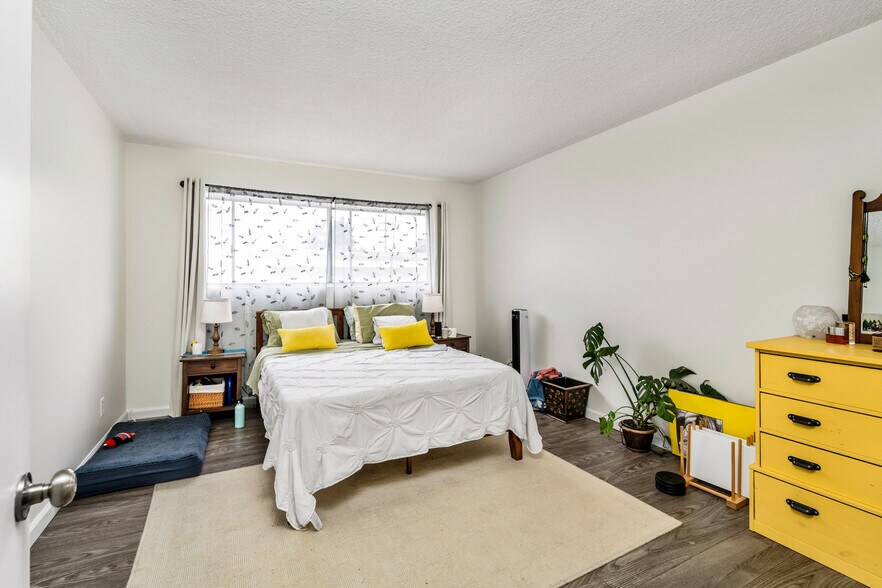More Photos Of 10961 Rose Ave, Los Angeles Apartments For Sale