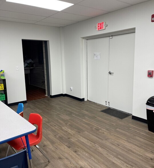 More Photos Of 1313 N Main St, Evansville Storefront For Sale