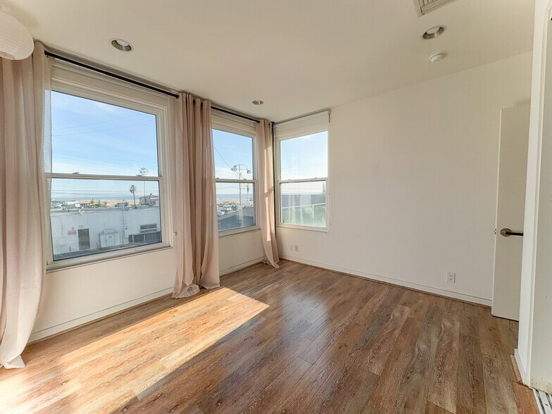 More Photos Of 106-108 W Channel Rd, Santa Monica Storefront Retail Office For Lease