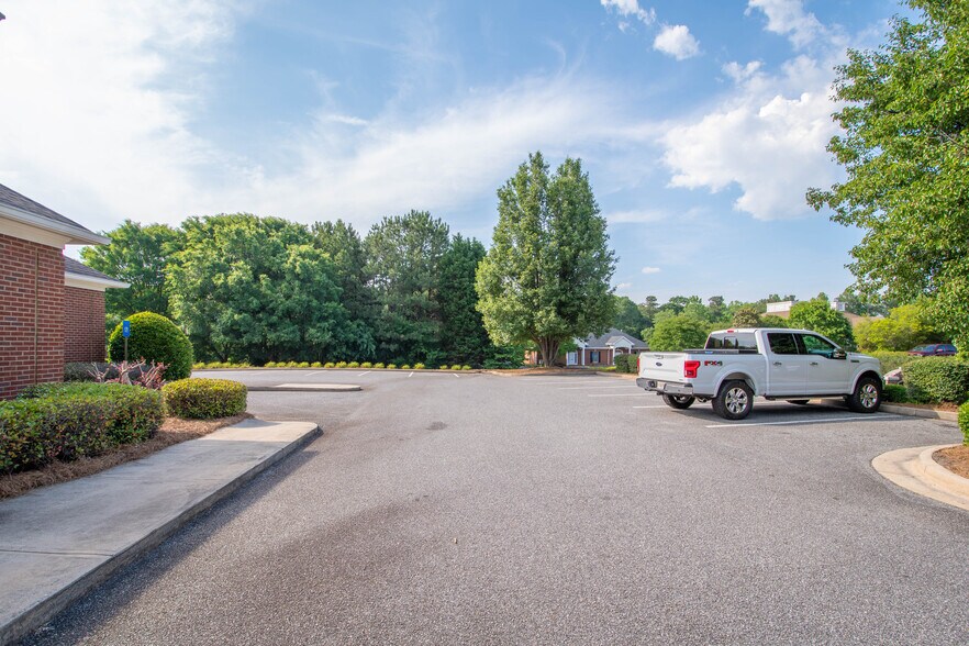 More Photos Of 385 Hawthorne Ln, Athens Medical For Lease