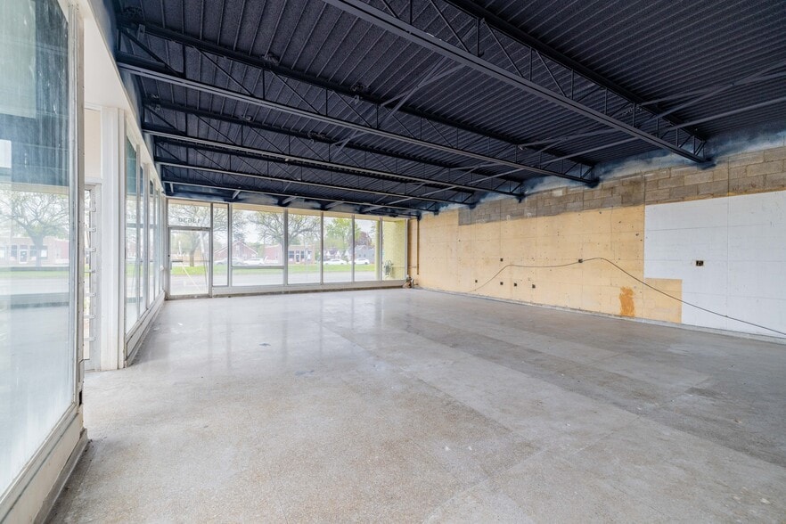 More Photos Of 13630 W Eight Mile Rd, Oak Park Freestanding For Lease