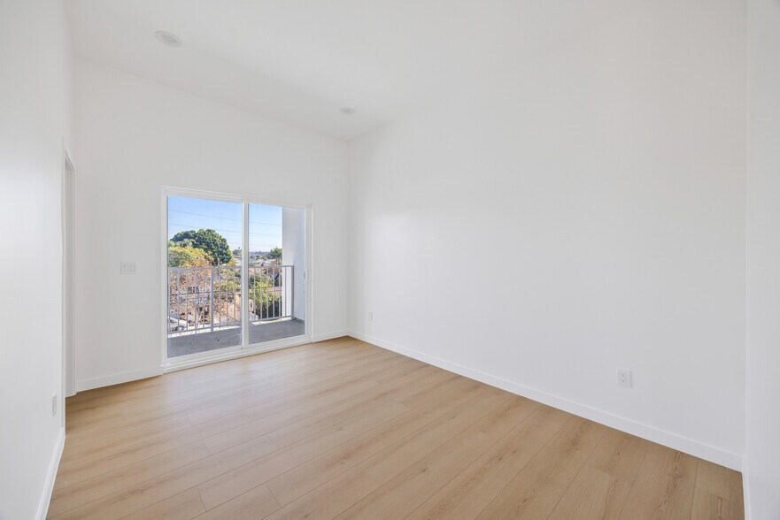 More Photos Of 10905 Dalerose Ave, Inglewood Multifamily For Sale