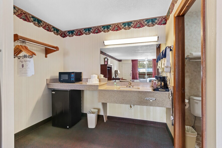 More Photos Of 110 Huntsville Rd, Eureka Springs Hotel For Sale