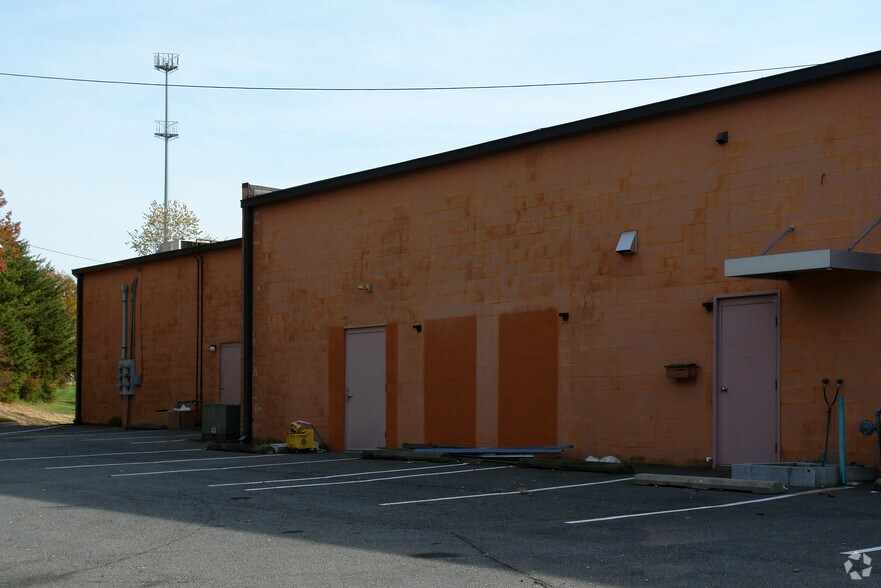 More Photos Of 8100 North Point Blvd, Winston-Salem Flex For Lease