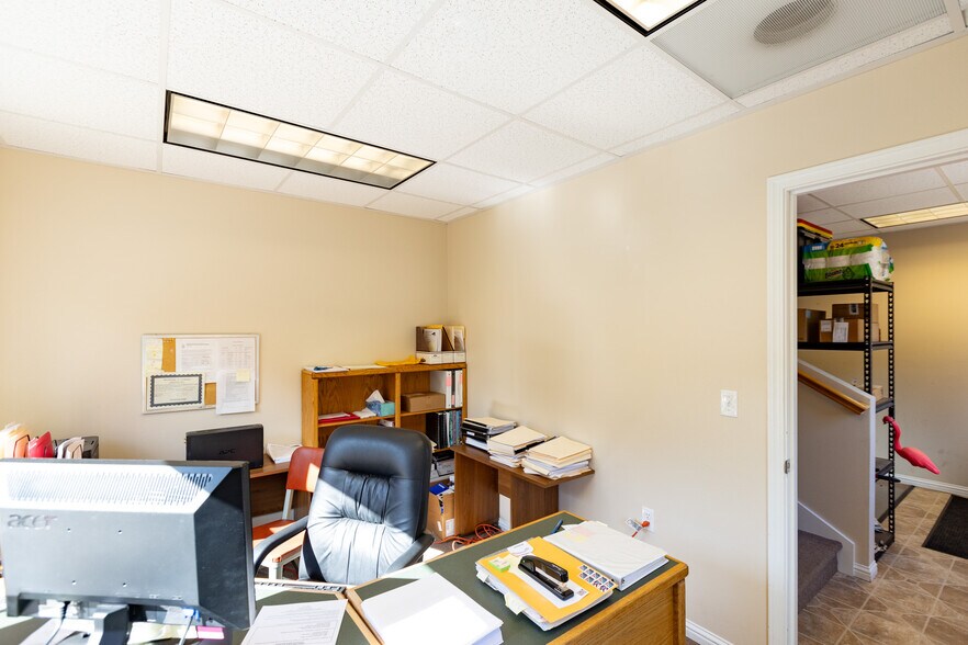 More Photos Of 200 N Wasco Ct, Hood River Warehouse For Sale