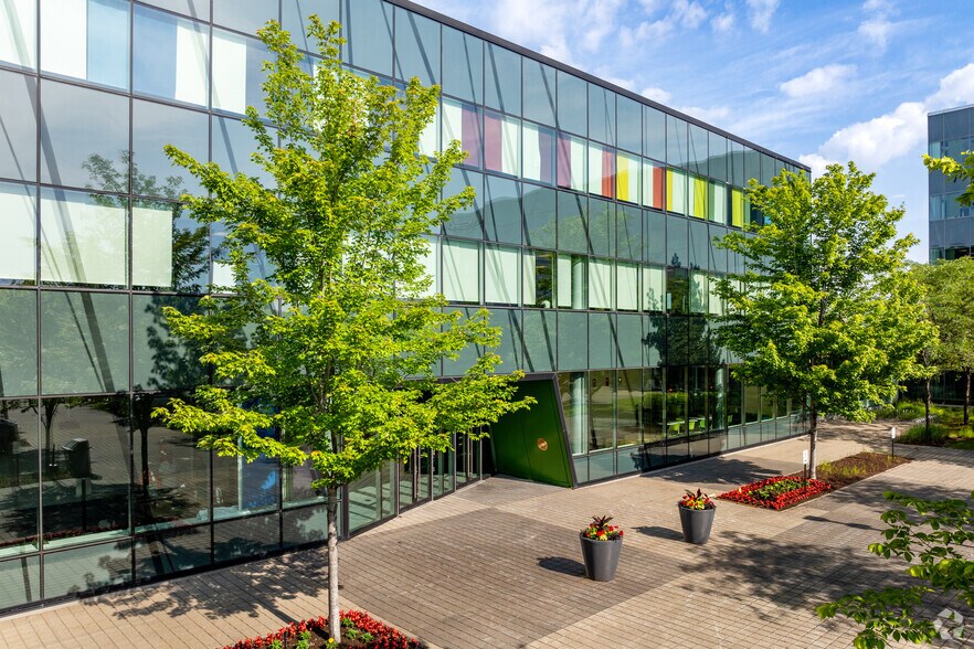 More Photos Of 8275 Rte Transcanadienne, Saint-Laurent Unknown For Lease
