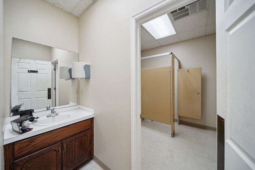 More Photos Of 710 S Adams St, Sapulpa Distribution For Sale