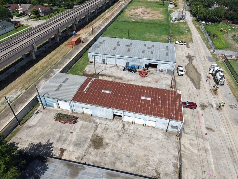 More Photos Of 2432-2440 Parkside Ave, Irving Warehouse For Lease