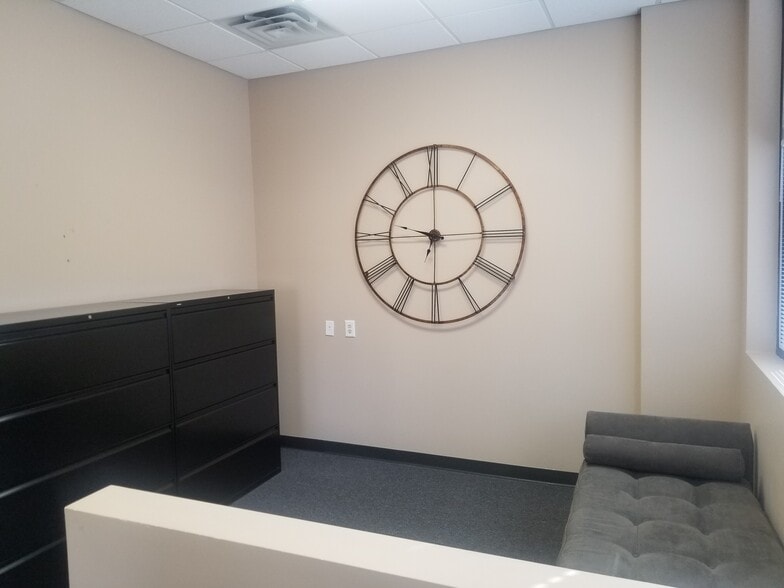 More Photos Of 3070-3098 104th St, Urbandale Office For Lease