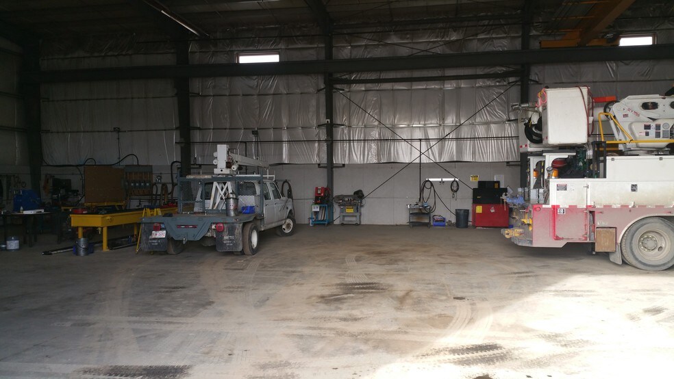 More Photos Of 9605 48th St SE, Calgary Service For Lease