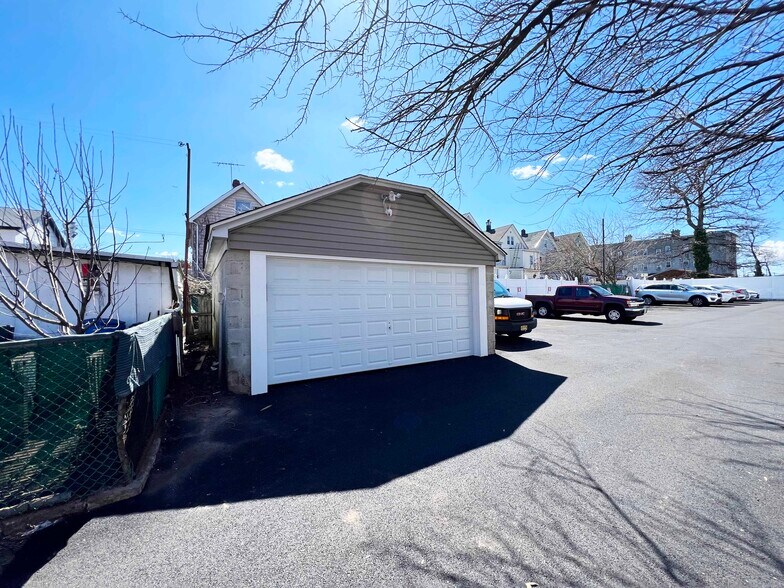 More Photos Of 530 Bayway Ave, Elizabeth General Retail For Sale