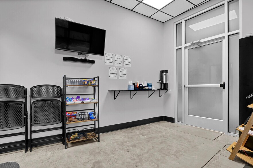 More Photos Of 155 Porters Neck Rd, Wilmington General Retail For Lease