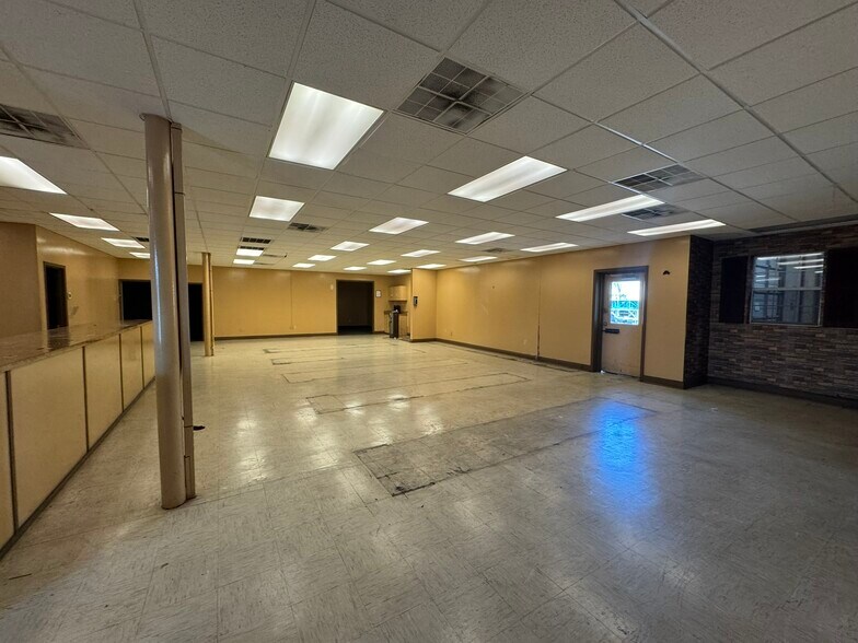 More Photos Of 2000 E Roosevelt Rd, Little Rock Showroom For Sale